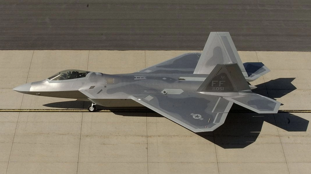 Η απογείωση και οι ελιγμοί ενός μαχητικού F-22 που «κόβουν την ανάσα» (βίντεο)